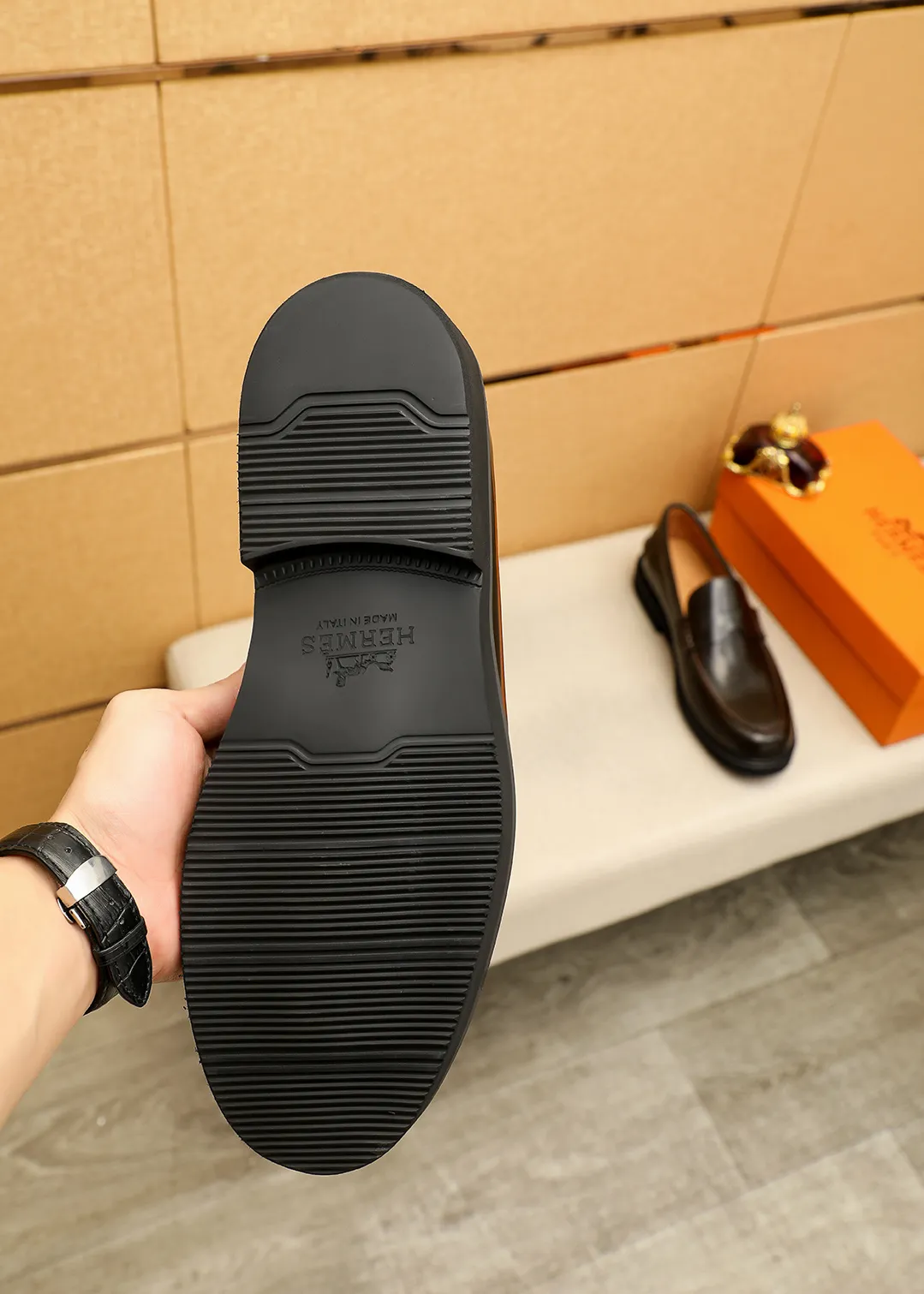 Men's shoes 💰460 💐 Product trademark: HERMES "Hermès" casual leather shoes Regular size: 38-44 (45.46🉑️customized) Product materials: Selected imported first-layer open-edge beaded cowhide leather upper + luxury hardware buckle, imported water-dyed 🐂 cowhide lining. Strong three-dimensional visual effect, foam outsole Color: 4⃣️colors available